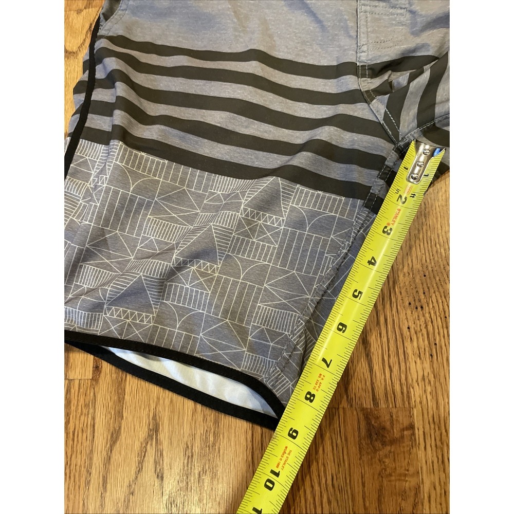 Lot Of 2 Vuori Men's Board Shorts Gray Stripes Pink Stripes Size 32 9" Inseam - Picture 11 of 11